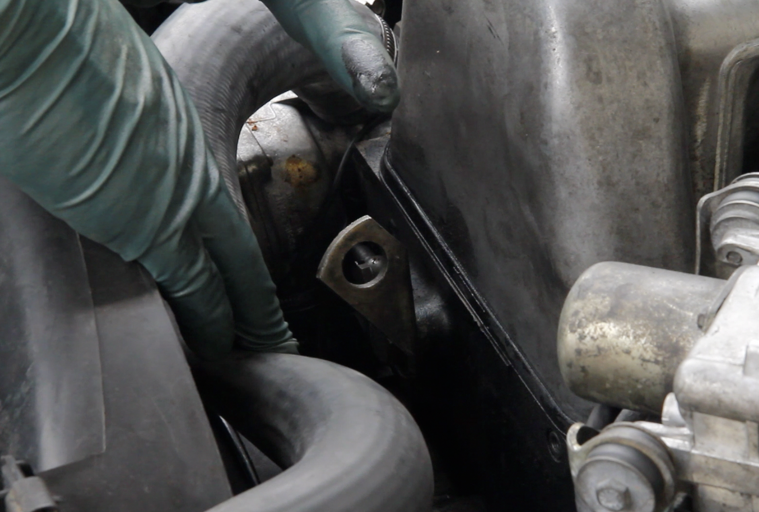 Permanently Repairing the OM 616 and OM 617 Pesky Valve Cover Gasket